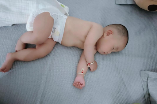 天长五个月宝宝拇指内扣 天长五个月宝宝拇指内扣